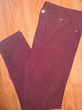 Almost Famous wine-colored leggings with embroidered logo